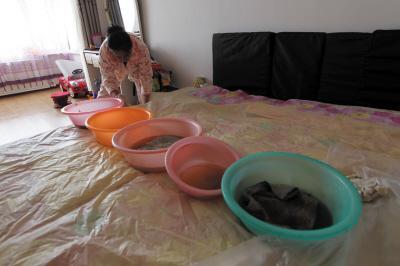 盐津楼上漏水，住户失联，小区没物管，业主维权难！律师来支招……